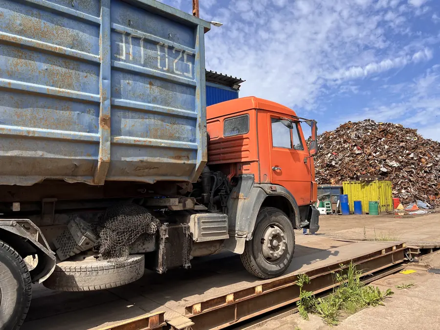 КАМАЗ на весах приёмного пункта
